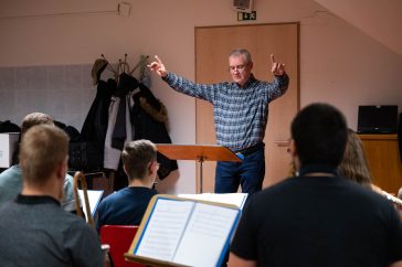 A Vidám évbúcsúztató koncertre gyakorol Szarvas Város Fúvószenekara Szabados-Tóth Gábor vezetésével 2022. november 18-án