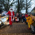 Motoron érkezett a Mikulás a Zenepavilonhoz hétfő délután