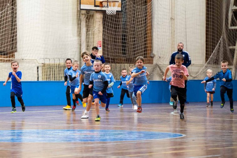 Ebben a pillanatban toppant be a Mikulás a Szarvasi FC 1905 U7-eseinek edzésére