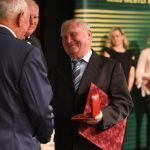 Mojsza Mihály orosházi jármű villamossági szerelő mester a szarvasi baráti kör tagja fogadja Bődi János, a BMKIK általános elnökhelyettese, a szarvasi baráti kör elnöke gratulációját