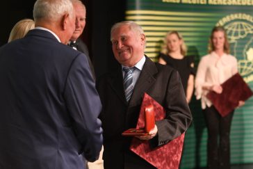 Mojsza Mihály orosházi jármű villamossági szerelő mester a szarvasi baráti kör tagja fogadja Bődi János, a BMKIK általános elnökhelyettese, a szarvasi baráti kör elnöke gratulációját