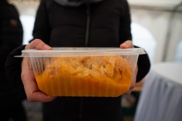 Töltött káposzta 1500 gombóccal jutott a 350 jogosult családhoz karácsony előtt a Emberöltő Alapítvány és a Szarvasi Család és Gyermekjóléti Központ jóvoltából