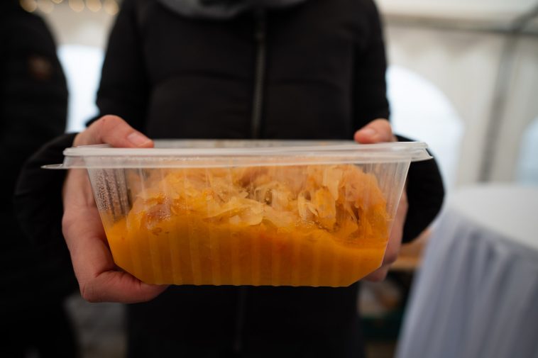 Töltött káposzta 1500 gombóccal jutott a 350 jogosult családhoz karácsony előtt a Emberöltő Alapítvány és a Szarvasi Család és Gyermekjóléti Központ jóvoltából