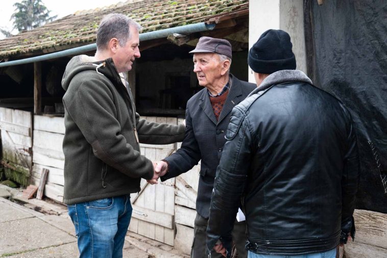 Dankó Béla országgyűlési képviselő és Molnár József polgármester is segített a szén kiszállításában