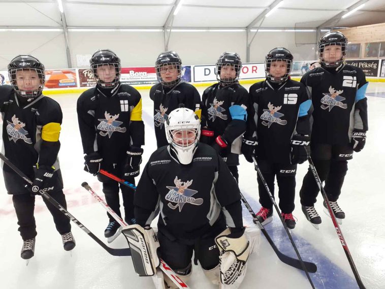 A Szarvasi Jégkorong SE U12-es játékosai Makón