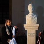 Kontur András szobrászművész, Babák Mihály polgármester és Frankó Anna, a szlovák önkormányzat elnöke leleplezi Bolza József szobrát