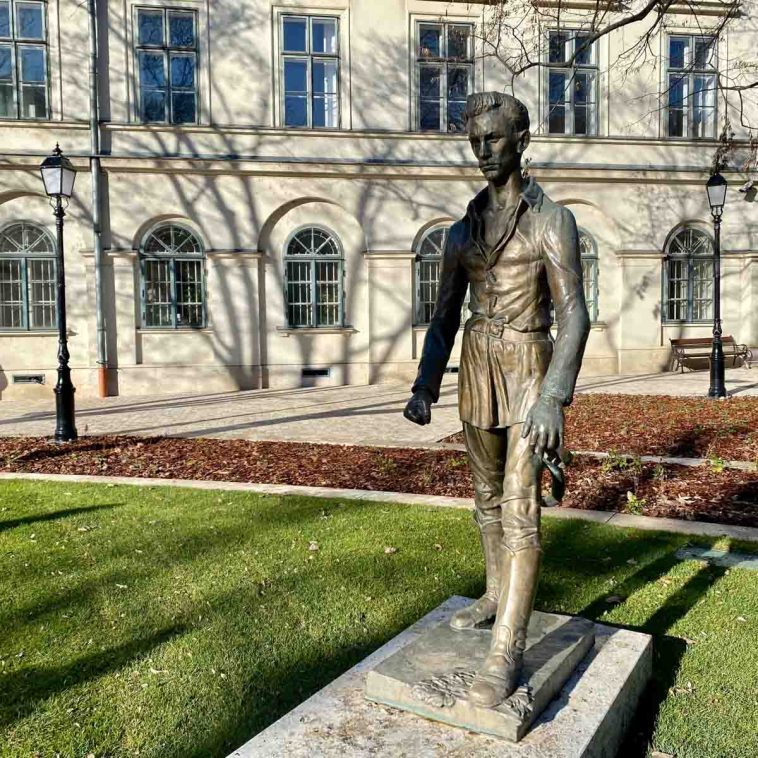 Petőfi Sándor bronzszobra a Petőfi Irodalmi Múzeum udvarán
