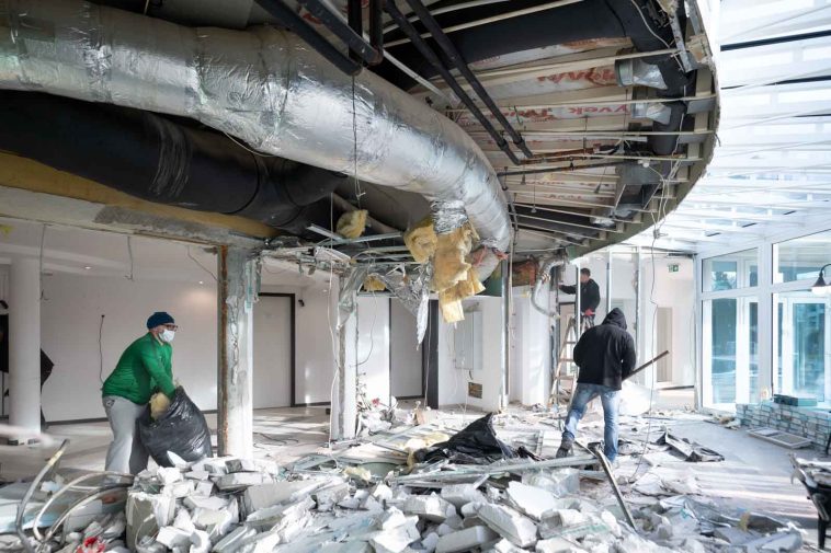 Bontás alatt a Liget Hotel wellnessrészlege 2023. január 16-án