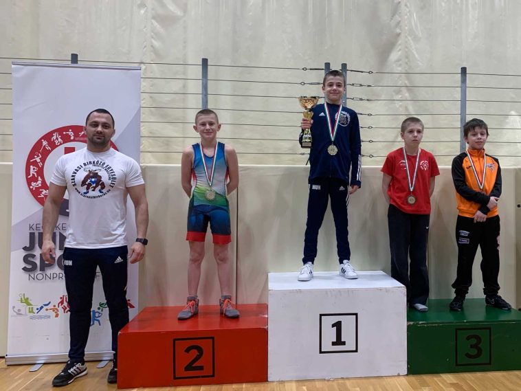 Sükösd Attila (balról) tanítványa, Darvas Krisztián két kategóriában is aranyat nyert, és elhozhatta a legjobb vidéki versenyzőnek járó kupát