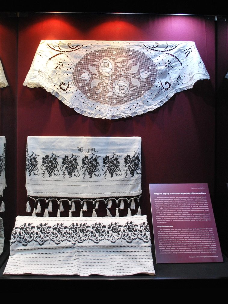 Gazsó Rozália kelengyéjének darabjai is a kiállítás részei