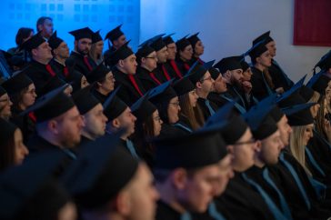 Friss diplomások talárban 2023. február 3-án Szarvason