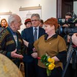 Papp Laci bácsi, vajdás öregdiák és Kitajkáné Szántai Mária igazgató a Vajda 220 iskolatörténeti kiállítás megnyitóján