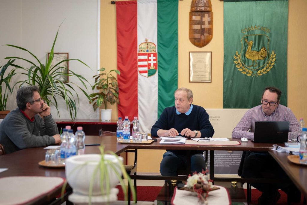 Kerek Mihály képviselő, Molnár József polgármester és Miskó Bence jegyző a 2023. február 14-i ülésen
