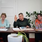 Gilanné Radványi Rózsa, Czesznak János és Bracsok Szabolcs szavaznak a 2022. február 14-i testületi ülésen