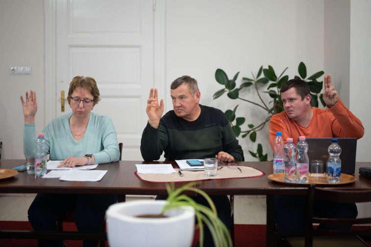 Gilanné Radványi Rózsa, Czesznak János és Bracsok Szabolcs szavaznak a 2022. február 14-i testületi ülésen