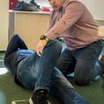 Csendes Csaba, a békéscsabai mentőállomás vezetője négy órás elméleti képzésen ismertette az elsősegélynyújtás alapjait