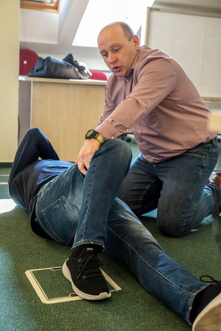 Csendes Csaba, a békéscsabai mentőállomás vezetője négy órás elméleti képzésen ismertette az elsősegélynyújtás alapjait