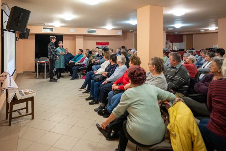 Molnár Ábel az Aranykor Nyugdíjas Egyesületnek tartott élménybeszámolót a Cervinus Teátrum Pinceklubjában