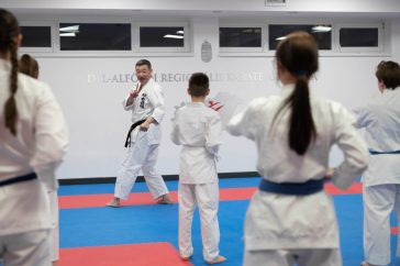 Kanazawa mester két katat, formagyakorlatot elemzett, majd küzdelem kombinációk következtek a közel háromórás edzésen.