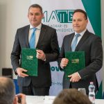 Dr. Gyuricza Csaba, a MATE rektora és dr. Takács Árpád, Békés vármegye főispánja az együttműködési megállapodás aláírásakor