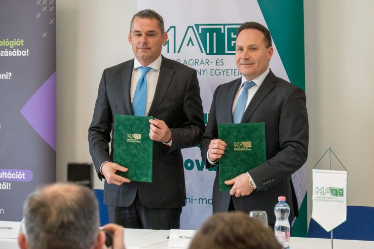 Dr. Gyuricza Csaba, a MATE rektora és dr. Takács Árpád, Békés vármegye főispánja az együttműködési megállapodás aláírásakor
