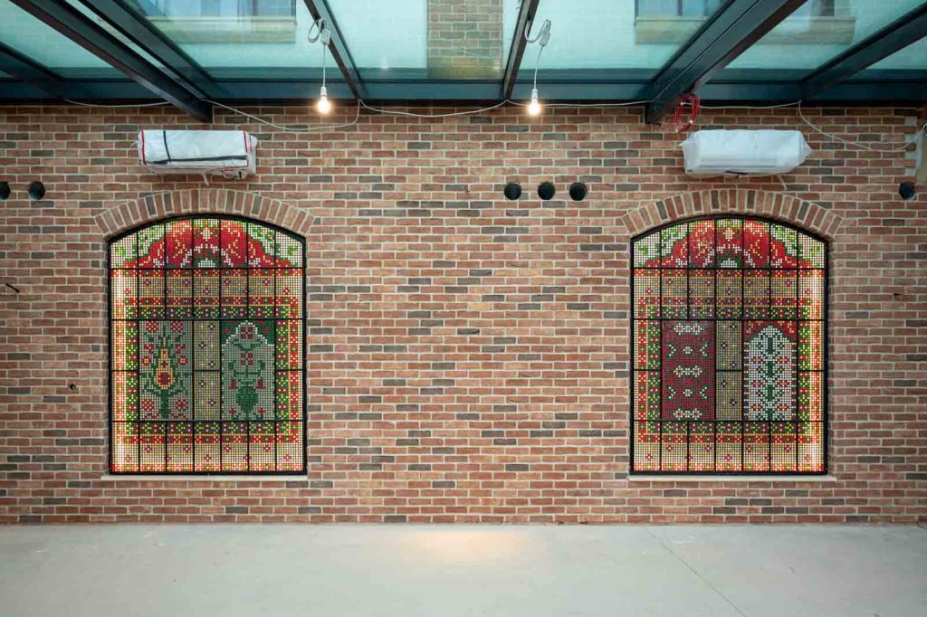 Az Országházba készített szőnyegek mintáit idézik az eredeti ablakkeretekbe épített mozaikok