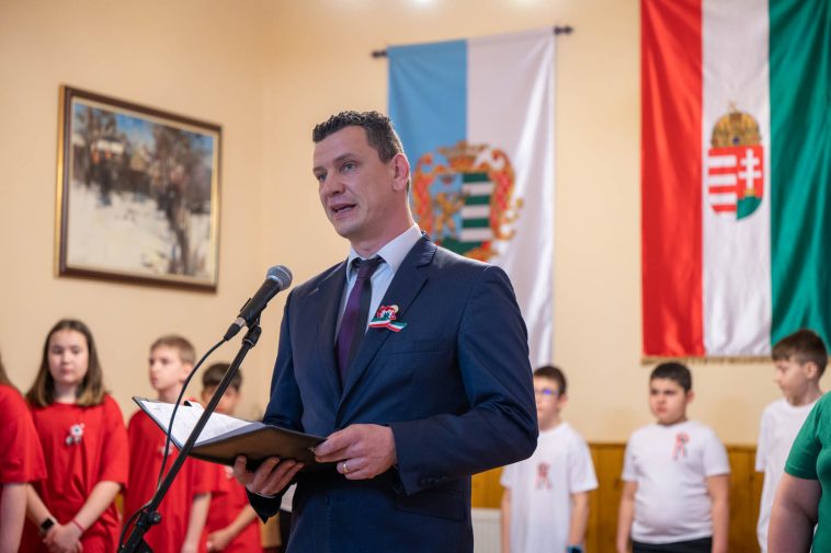 Dr. Lesfalvi Balázs alpolgármester mondot rövid ünnepi beszédet a forradalom kitörésének 175. évfordulóján.