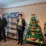 Balla Edit a kiállítás megnyitóján bemutatja a szakkör tevékenységét