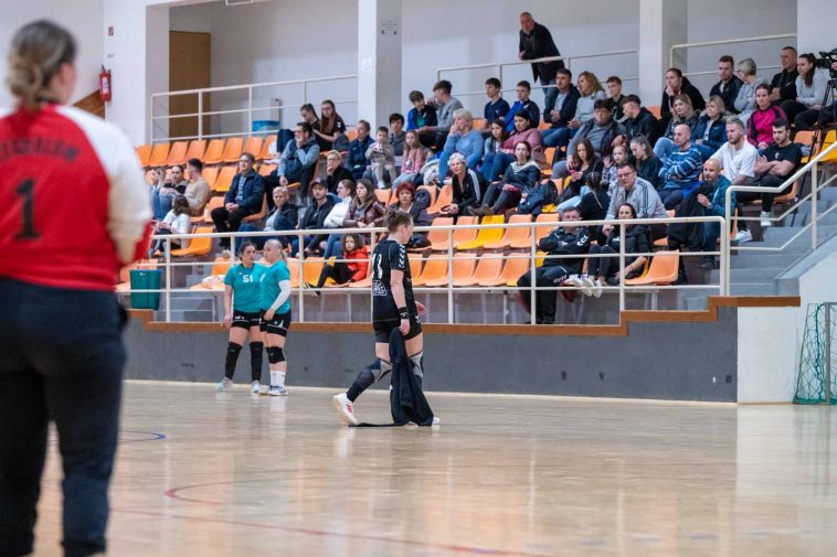 A Szarvasi NKK a 22. percben elveszítette védelme oszlopát, Hajdu Andreát, aki addigra a harmadik kétpercesét gyűjtötte be.