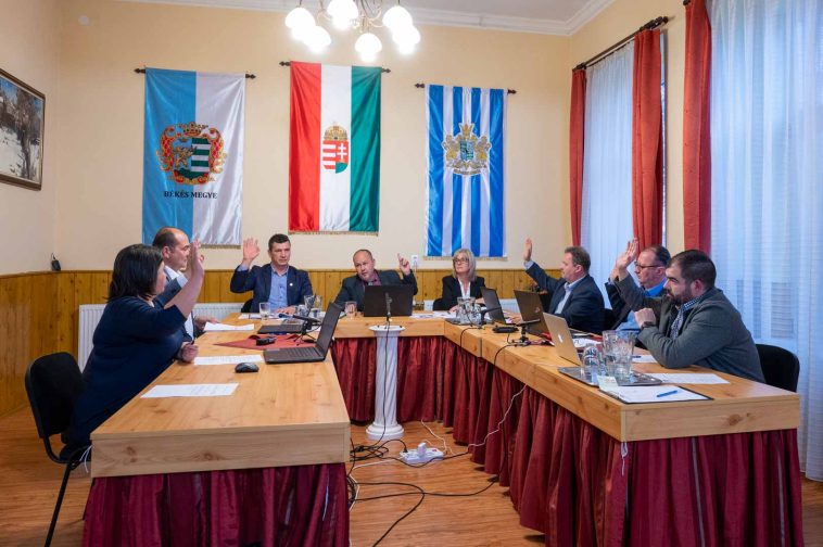 Egyhangúlag szavaz a testület 2023. március 27-én az iskola ügyének tárgyalását követően.