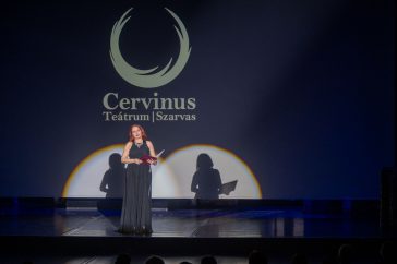 Dr. Dósa Zsuzsa , a Cervinus Teátrum művészeti igazgatója.