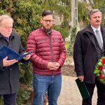 Molnár József és Csákvári Marián, Csabacsűd és Csata polgármesterei, középen Magyar Tamás evangélikus lelkész a 2023. április 12-i megemlékezésen.