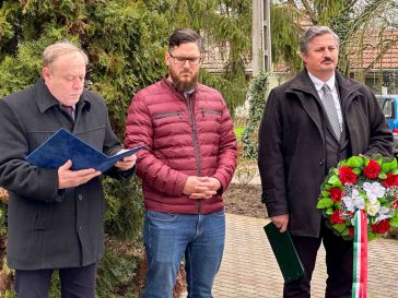 Molnár József és Csákvári Marián, Csabacsűd és Csata polgármesterei, középen Magyar Tamás evangélikus lelkész a 2023. április 12-i megemlékezésen.