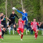 Kiri Máté fejéről szedi le a labdát Nagy Bálint.