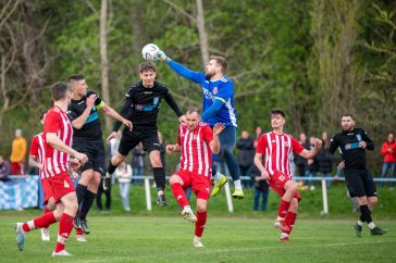 Kiri Máté fejéről szedi le a labdát Nagy Bálint.