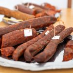 Minősítésre nevezett szarvasi kolbászok 2023. április 20-án.