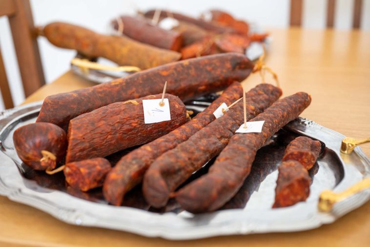 Minősítésre nevezett szarvasi kolbászok 2023. április 20-án.