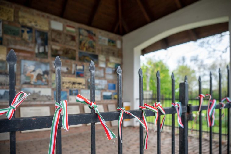 Nemzeti színű szalagokkal díszítették fel a Jubileumi Emlékház kerítését Békésszentandráson a település beiktatásának 693. évfordulójára emlékezve.