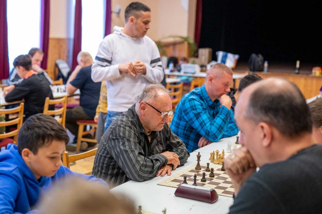 A tornagyőztes Kunos Zoltán már az első mérkőzésén túl figyeli a versenytársak játékát.