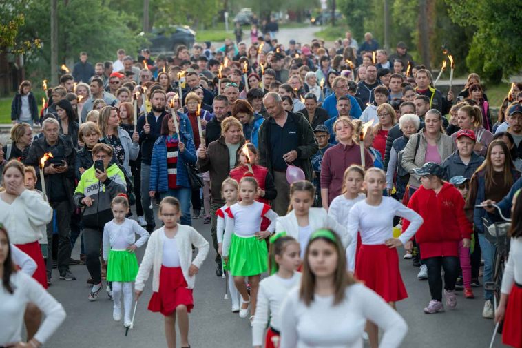 Rengetegen vettek részt a szentandrási fáklyás felvonuláson.