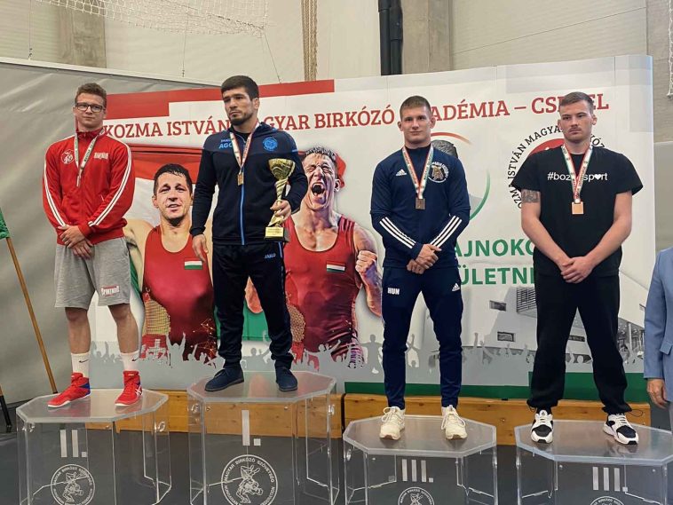 Hajduch Nándor (j2) a dobogó harmadik fokán.