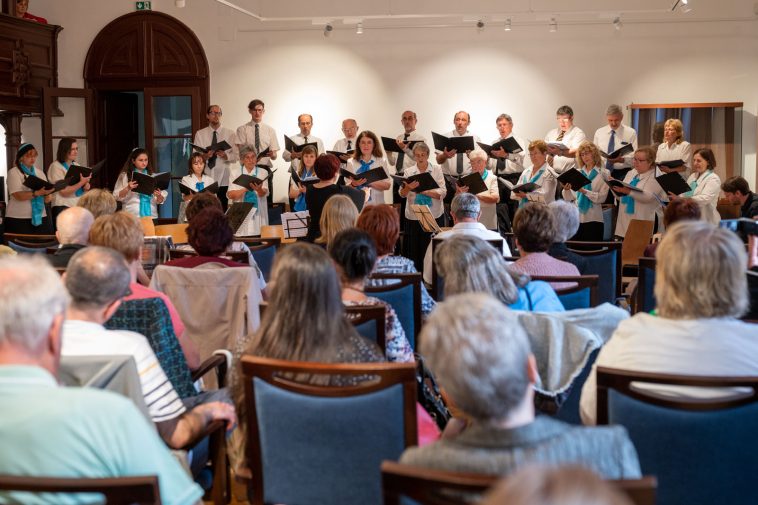 A Melis György Vegyes Kamarakórus fellépése a Tessedik Sámuel Múzeumban 2023. május 20-án.