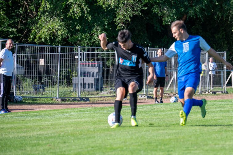 A Szarvasi FC 1905 Gyulai Termál FC ellen 2022. szeptember 10-én Somogyi János és Sajben Gábor figyeli a mérkőzést.