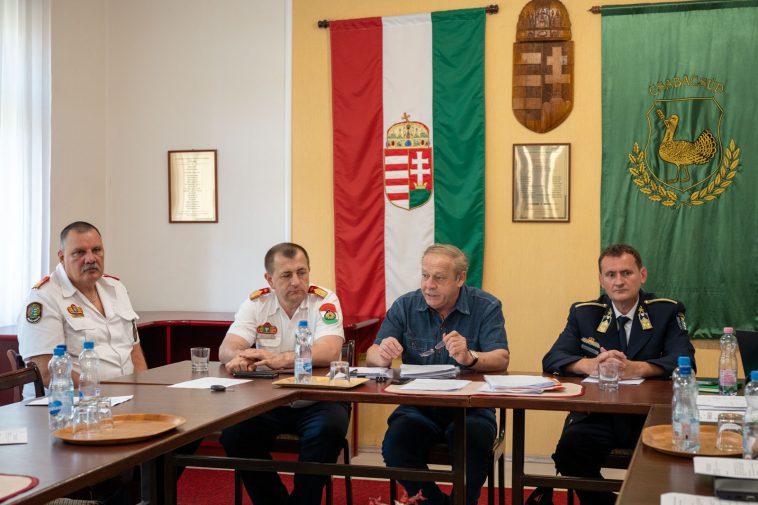 Kondacs Zsolt tűzoltósági felügyelő, Bíró Zoltán tűzoltóparancsnok, Molnár József polgármester és Molnár Sándor rendőrkapitány a 2023. május 25-i testületi ülésen.