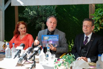 2023. június 1-én tartották a Szarvasi Vízi Színház 2023-as évadjának sajtótájékoztatóját.