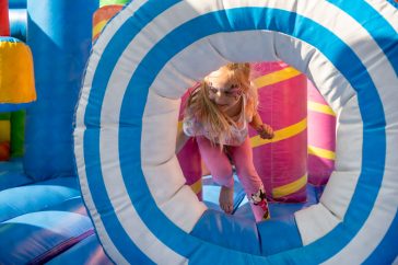 Az ugrálóvár folyamatosan telt házzal üzemelt.