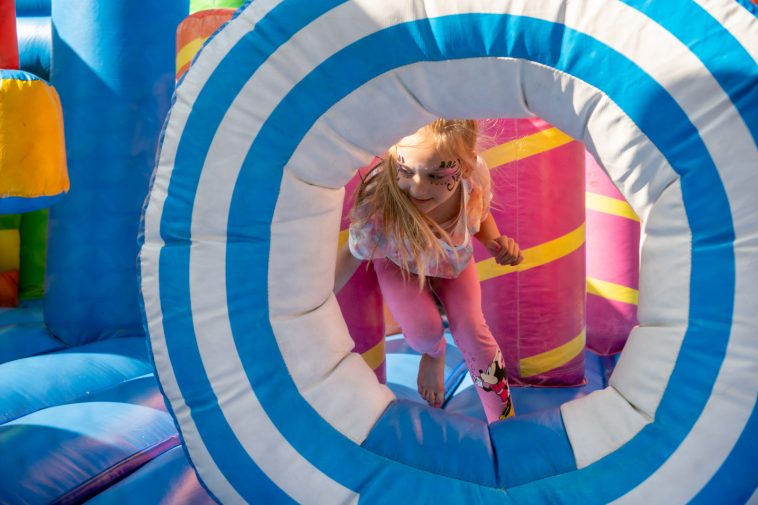 Az ugrálóvár folyamatosan telt házzal üzemelt.