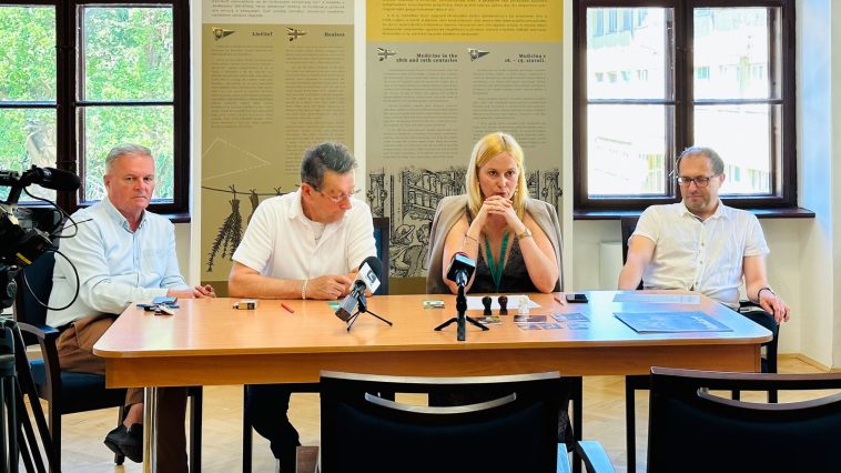 Melis János, Szarvas város címzetes főjegyzője, Babák Mihály polgármester, Várnai Réka, a kiállítás kommunikációs koordinátora és Roszik Zoltán múzeumigazgató.