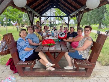 Az I. Civil piknik résztvevői 2023. június 24-én a szentandrási Fövenystrandon.