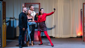 Timkó János (Jay Morrison), Szvrcsek Anita (Bonnie Sparks), Boronyák Gergely (Chuck Galluccio) és Vanya Tímea (Gail Hildebrandt) a Sors bolondjai című darabban 2022. július 22-én.